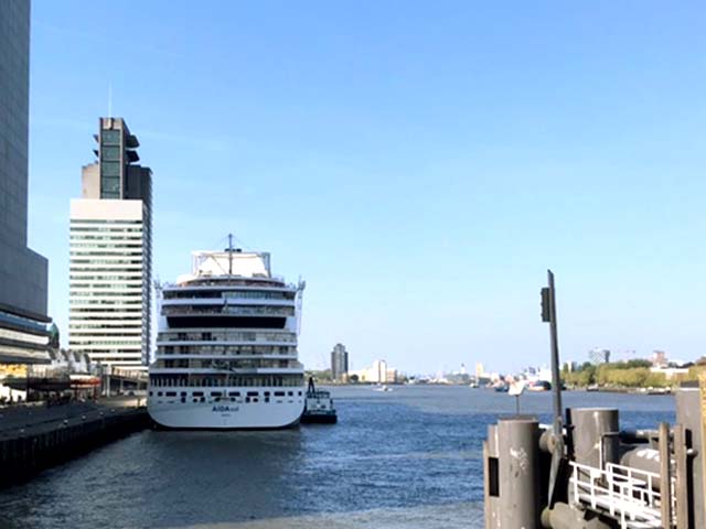 Cruiseschip ms AIDAsol van AIDA Cruises aan de Cruise Terminal Rotterdam
